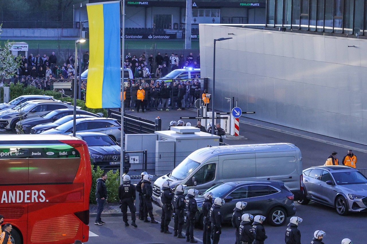 Gladbach: Fans von Borussia Mönchengladbach blockieren die Ausfahrt der Spieler nach der Niederlage im Derby.