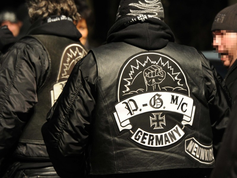 Die Lage in der westdeutschen „Rocker-Hauptstadt“ Duisburg wird immer unübersichtlicher. Nach mehreren Monaten auf Probe haben die Gremium-Rocker seit Mitte Juni in Duisburg nun ein vollwertiges Chapter. Der größte deutsche Motorradclub war an Rhein und Ruhr bislang unauffällig. Der Gremium MC hat mit Bandidos und Satudarah jedoch eines gemeinsam: Er lehnt die Hells Angels ab. 