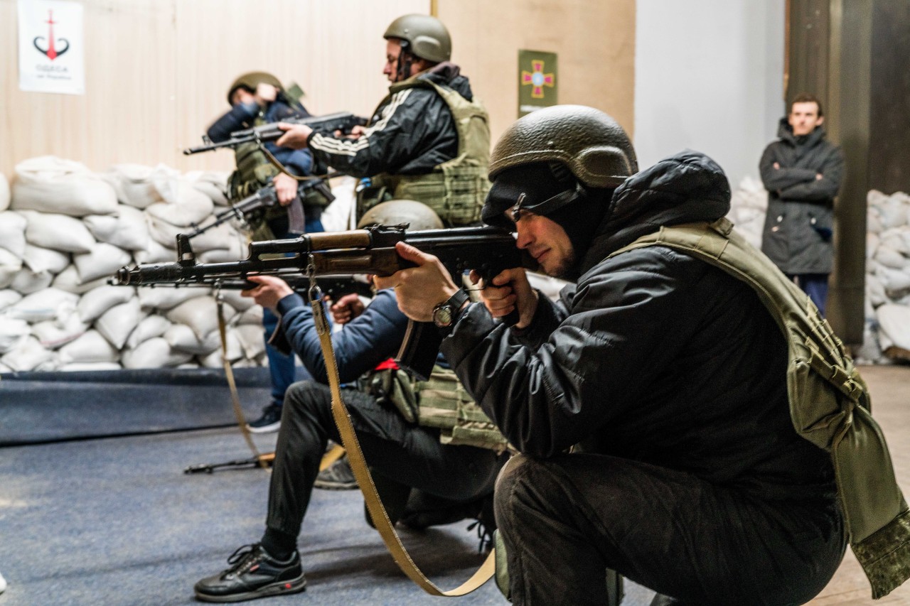 Hier werden Ukrainer an der Waffe trainiert. 