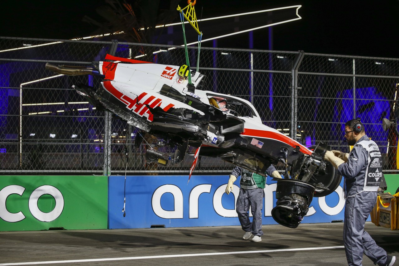 Das Auto von Mick Schumacher nach dem Unfall.