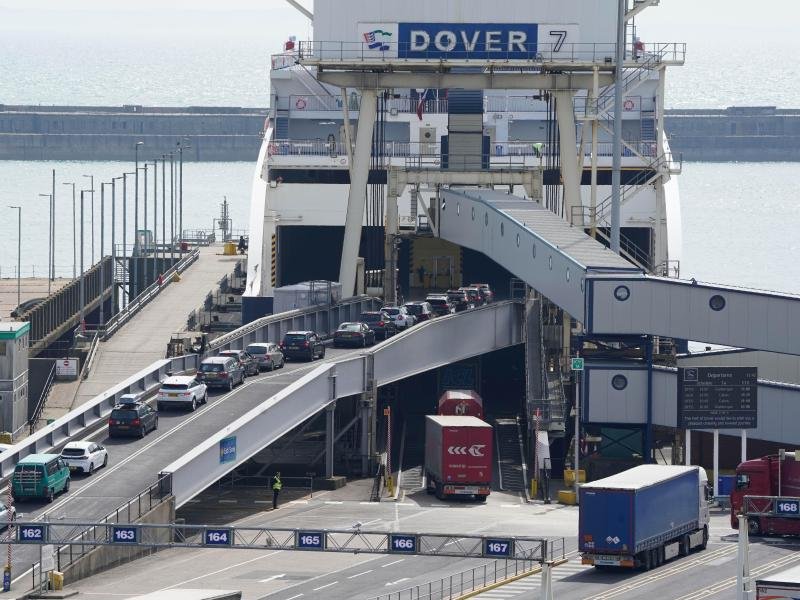 Passagierfahrzeuge fahren auf eine DFDS-Fähre im Hafen von Dover, während die Fahrten von P&O Ferries weiterhin ausgesetzt sind.