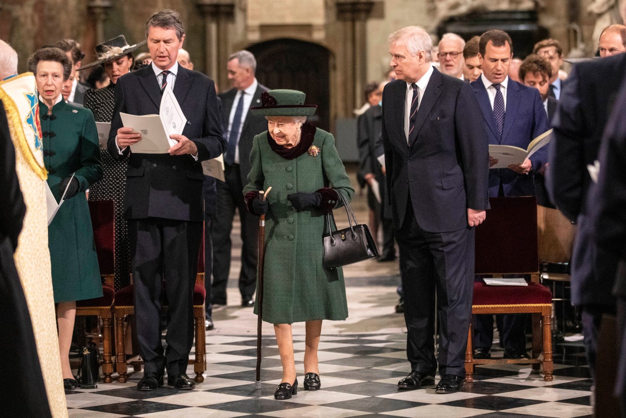 Queen Elizabeth II.  schreitet mit Prinz Andrew durch Westminster Abbey.