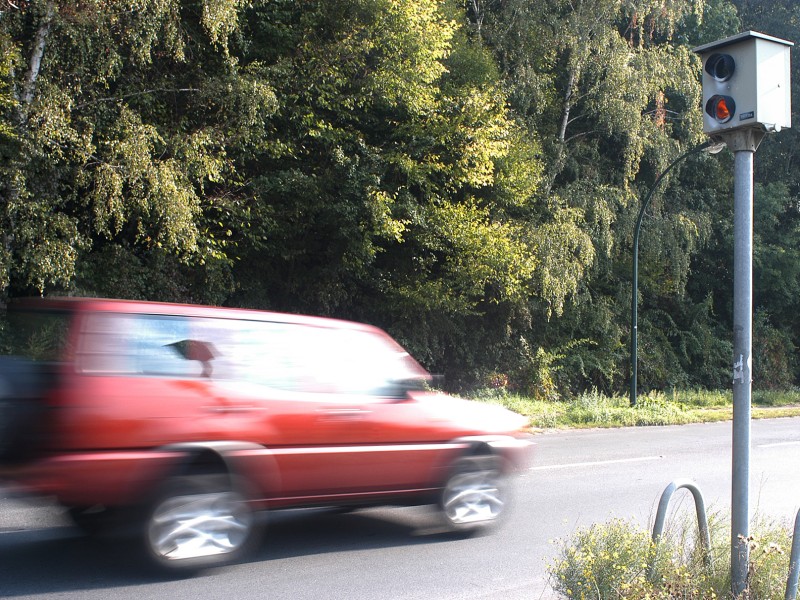 Falsch: Was schert mich mein Verkehrsverstoß in Holland vom vergangenen Mittwoch.

Die Zeiten, in denen man ausländische Bußgeldbescheide einfach beiseite legte, sind vorbei. Seit 2010 werden nicht bezahlte Bußgelder aus den  EU-Ländern hierzulande vollstreckt, wenn das Bußgeld samt Gebühren mindestens 70 Euro beträgt. Aber: Punkte in Flensburg gibt es dafür nicht.