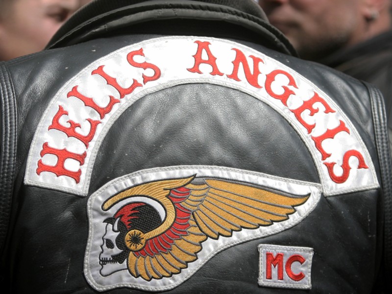 Ein grausiger Fund am Rheinufer in Duisburg-Mündelheim beschäftigt im Februar 2014 die Polizei: Ein Angler entdeckt einen abgetrennten Arm. Er gehört zu dem 33-jährigen Hells Angels-Mitglied Kai M. aus Duisburg. Medien spekulieren, der Rocker könnte von eigenen Clubmitgliedern ermordet worden sein, weil er angeblich zu der verfeindeten Rockergang Bandidos wechseln wollte und daher in den eigenen Reihen als Verräter galt.