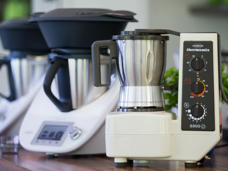 Der TM3300 und das aktuelle Modell, der TM5. Der neueste Thermomix kam im September 2014 auf den Markt.