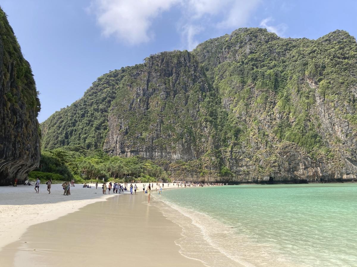 Touristen an der Maya Bay. Wer am Strand der Maya Bay entlangspaziert, findet auch noch einsame Stellen. Es dürfen nur noch 375 Menschen gleichzeitig an den Strand.