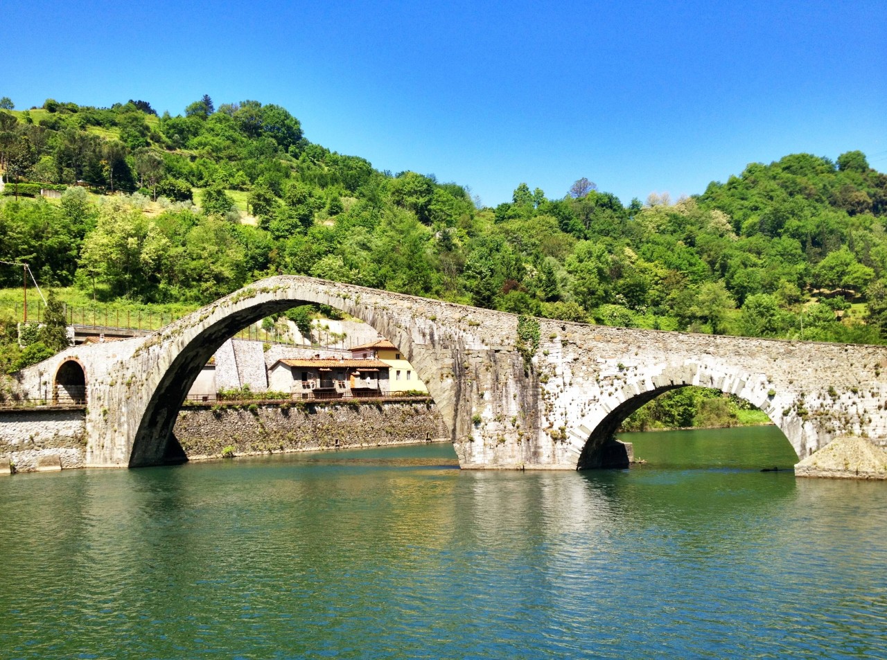 Urlaub in Italien: In der Provinz Lucca in der Toskana befindet sich das Dorf „Fabbriche di Careggine“, das du nur alle 30 Jahre sehen kannst. (Symbolbild)