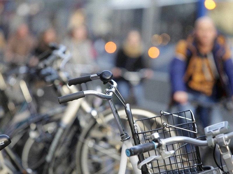 Falsch: Wenn es auf der Straße zu voll wird, dürfen erwachsene Radler auf dem Gehweg fahren. 

Wer älter als zehn Jahre ist, hat mit seinem Fahrrad überhaupt nichts auf dem Bürgersteig zu suchen. Kollidiert er dort etwa mit einem Auto, das aus einer Einfahrt kommt, haftet er für den entstandenen Schaden. (Amtsgericht Hannover, Aktenzeichen 562 C 13120/10)