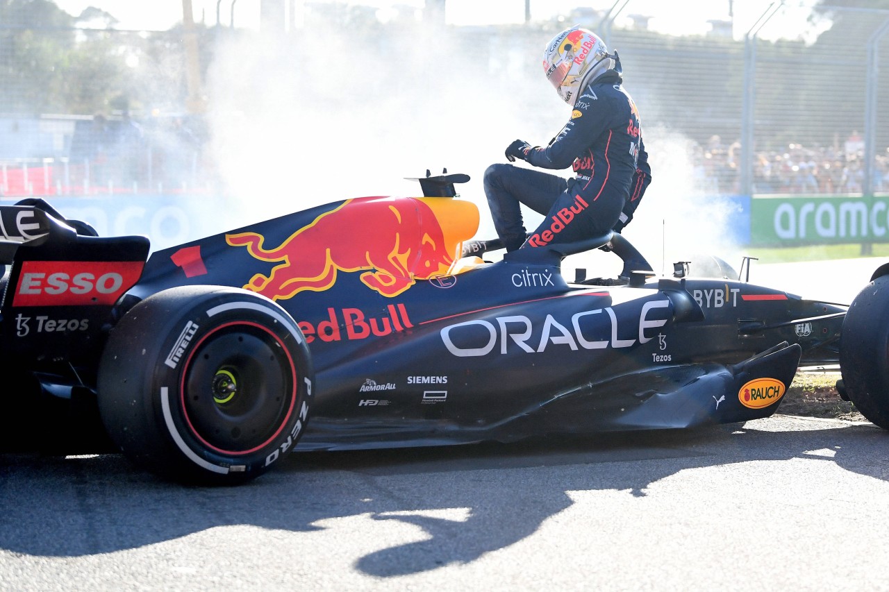 Verstappen steigt aus seinem brennendem Auto aus.