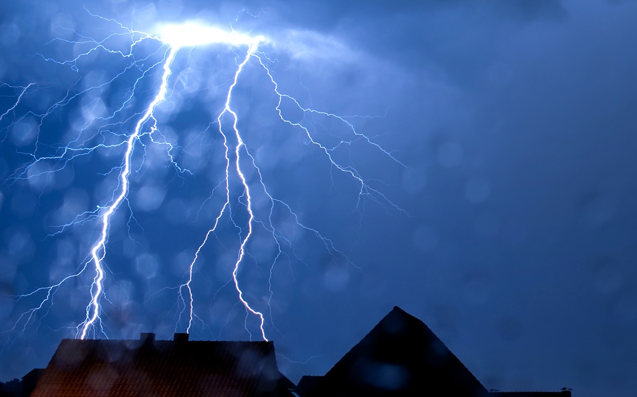 Wetter in NRW: Nun ist Schluss mit sonnigem Frühlingswetter. Regen, Wind und Gewitter bestimmen die nächste Woche. (Symbolbild)