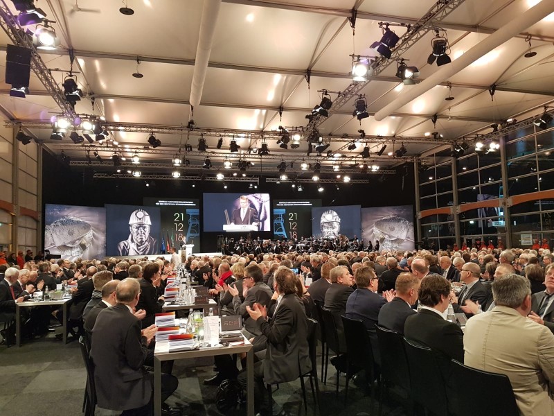 Hunderte Gäste haben sich zur Abschiedsveranstaltung für den deutschen Steinkohlebergbau versammelt. Darunter Politiker, Geistliche, Mitglieder der RAG, aber auch zahlreiche Bergmänner in schwarzen und orangenen Uniformen finden sich im Saal.