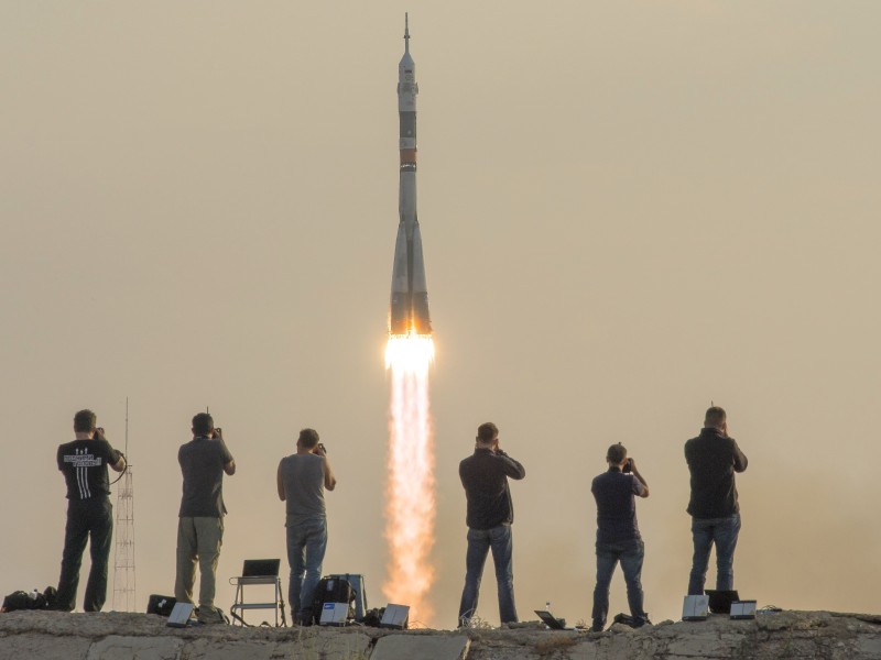 Am Folgetag starten in der Sojus MS-01 die NASA-Astronautin Kate Rubins, der russische Kosmonaut Anatoly Ivanishin und der japanische Astronaut Takuya Onishi. 