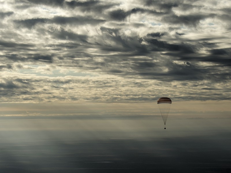 Ende Oktober landen die drei Astronauten der im Juli gestarteten Sojuz MS-01 Rakete in Zhezkazgan, Kasachstan. Die drei Astronauten aus den USA, Russland und Japan sind wohlbehalten zurück auf der Erde.