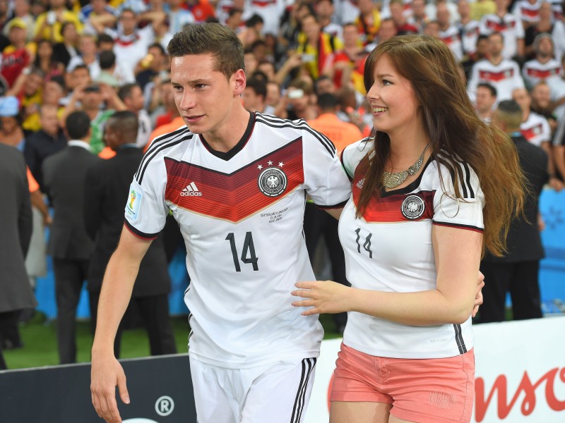 Julian Draxler teilt seit 2010 sein Leben mit der Studentin Lena Stiffle. Die beiden kennen sich aus ihrer Schulzeit. Gemeinsame öffentliche Auftritte der beiden ist eher eine Seltenheit. 