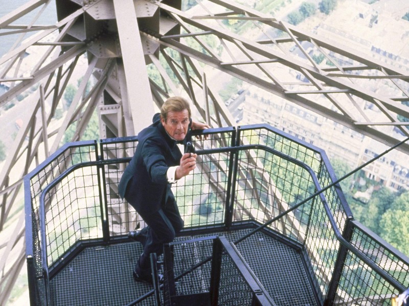 Roger Moore 1985 „Im Angesicht des Todes“: James Bond hatte 1985 sowohl auf der Golden-Gate-Brücke in San Francisco als auch auf dem Eiffelturm Einsätze in schwindelnder Höhe.