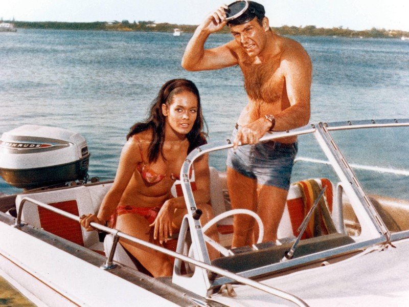 Sean Connery machte sich als James Bond auch gerne mal frei - etwa mit mit Claudine Auger 1965 in „Feuerball“.