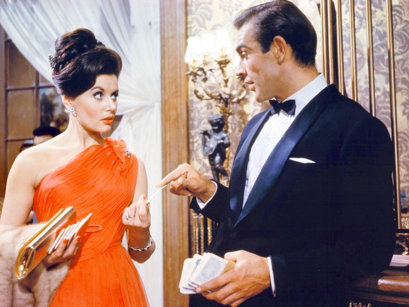 Den Film-Erfolg der Romanfigur begründete Sir Sean Connery 1962 in „Dr. No“, hier mit Eunice Gayson. 