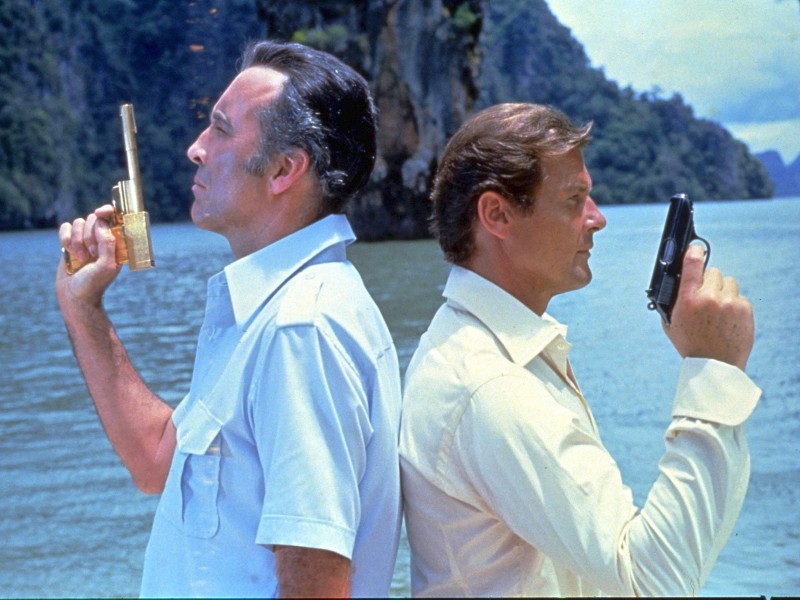In seinem zweiten Einsatz als 007 spielte Roger Moore mit Christopher Lee. Lee war „Der Mann mit dem goldenen Colt.“ 