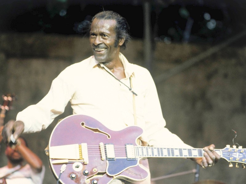 Chuck Berry, eigentlich Charles Edward Berry. ist am 18. März 2017 mit 90 Jahren gestorben.) Berry war das erste Mitglied der Rock and Roll Hall of Fame (1986) und wurde 1985 auch in die Blues Hall of Fame aufgenommen.