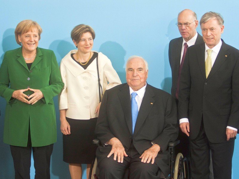 2010 feierte Altkanzler Helmut Kohl seinen 80. Geburtstag. Ihm zu Ehren gab es einen Empfang mit Bundeskanzlerin Angela Merkel (li.), Kohls Ehefrau Maike Kohl-Richter, Bundestagspräsident Norbert Lammert und dem damaligen Bundespräsident Horst Köhler (re.).