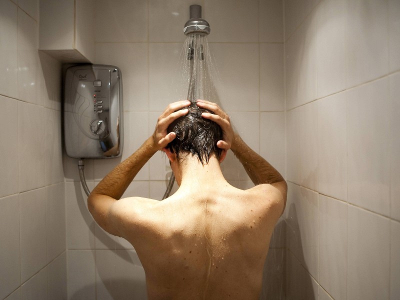 April 2017: Nach einem Besäufnis geht ein Mann im baden-württembergischen Mainhardt duschen. Problem: Er nutzt die Dusche in einem fremden Haus. Als die Bewohnerin den Nackten in ihrem Bad sieht, versteckt sie sich mit ihren Kindern und ruft die Polizei. Als die Beamten eintreffen, merkt der „Einbrecher“ langsam, dass was nicht stimmt. Am Ende ist es ihm nur noch peinlich – und die Bewohner sehen von einer Anzeige ab.