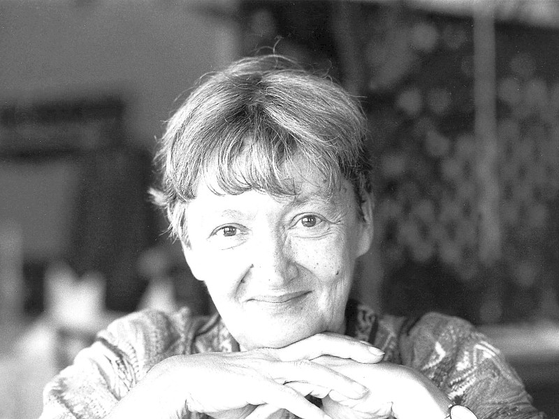 Die Kinderbuchautorin Christine Nöstlinger ist tot. Wie erst am 13. Juli bekannt wurde, starb Nöstlinger schon am 28. Juni nach kurzer schwerer Krankheit. Die Schriftstellerin wurde 81 Jahre alt. Ihre Bücher über starke Mädchen, zankende Eltern und sympathische Außenseiter wurden zu Klassikern und Schullektüre. Mit ihrem Erstlingswerk „Die feuerrote Friederike“ schuf sie den Prototyp eines emanzipatorischen Kinderbuches mit aufmüpfigem Ton. Damit traf die resolute Wienerin 1970 einen Nerv und legte den Grundstein ihrer weltweiten Karriere.