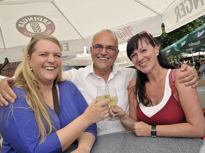 Nach dem Essen ein Prosecco mit Lemone. Stephanie Mosick sowie Reinhardt und Christine Kuhn.