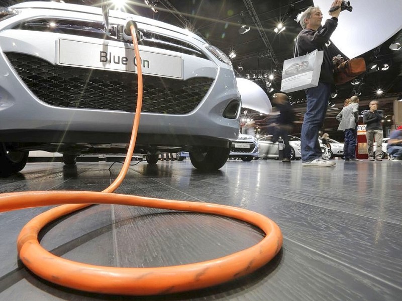 Der neue Hyundai BlueOn mit Stromkabel bei der Paris Auto Show.