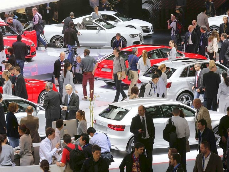 Übersicht über eine der Hallen des Autosalons in Paris.