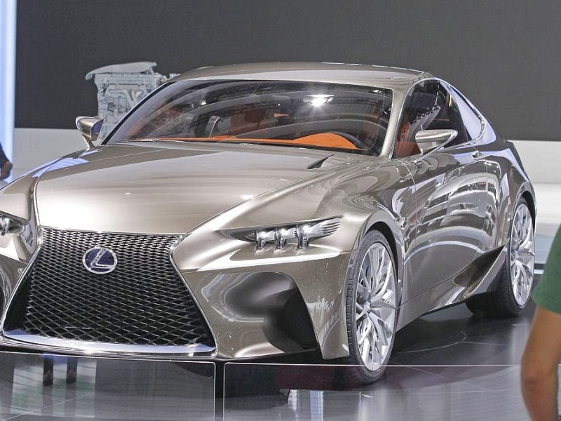 Der Lexus LF CC bei dem Autosalon in Paris.