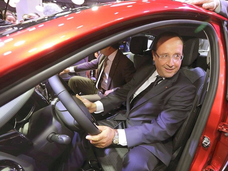 Auch den neuen Renault Clio sieht sich Präsident Hollande bei der Auto Messe an.