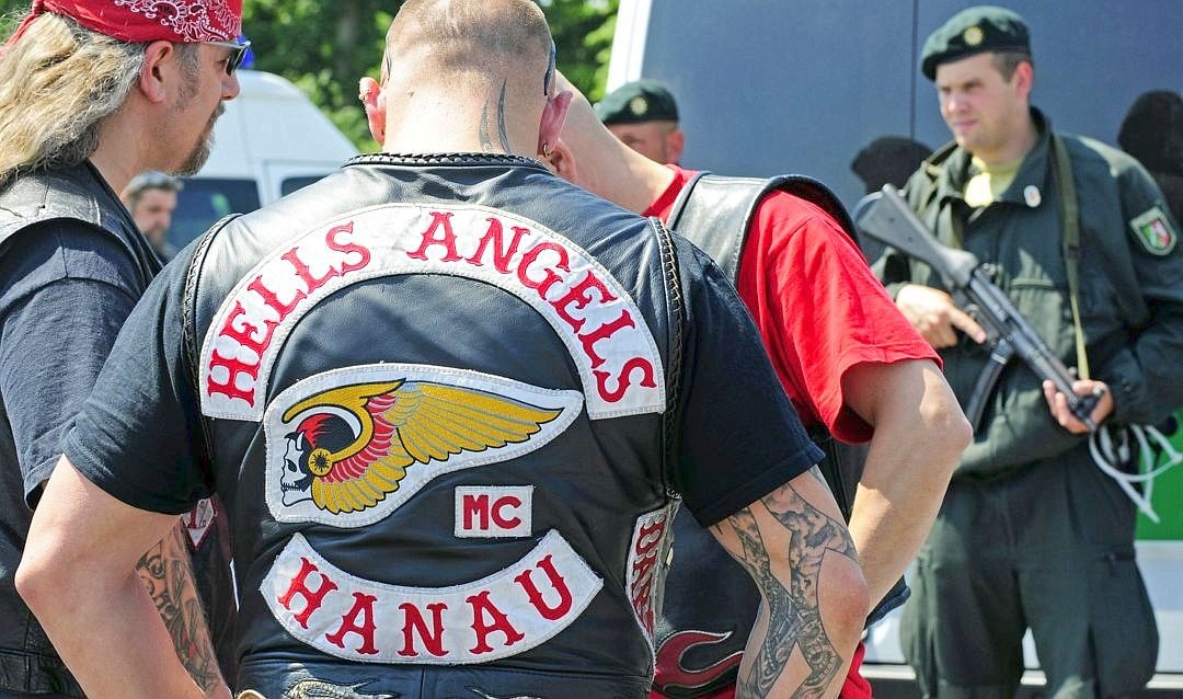 ... verurteilt das Landgericht Münster zwei Bandidos-Mitglieder zu lebenslanger Haft wegen gemeinschaftlichen Mordes an dem Hells Angels-Mitglied Robert König (am 23. Mai 2007 in Ibbenbüren). Der getötete Motorradhändler ...