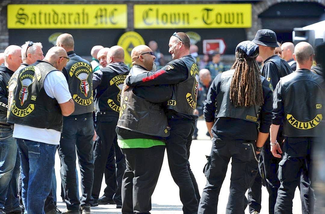 2. Juni 2012: Der Duisburger Rockerclub Brotherhood Clowtown schließt sich dem niederländischen MC Satudarah ein. Seit Jahren konkurrieren SMC und Hells Angels in den Niederlanden. Vielen Experten gelten die Schwarz-Gelben als gefährlichste Rockergang in den Niederlanden, ihre Mitglieder seien immer wieder wegen Drogenhandels und Waffenbesitzes aufgefallen. Mitglieder der Molukken-Community dort gründeten den MC im Jahr 1990.