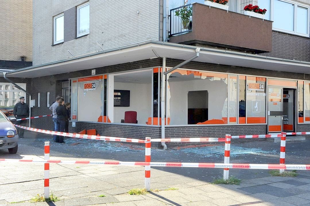 23. August 2012: In der Nacht vor der Eröffnung eines Wettbüros in Duisburg-Wanheim explodiert eine Handgranate in dem Laden. Der Inhaber soll den Hells Angels nahe stehen. Eine Granate desselben Typs war wenige Tage zuvor an einem Gebäude der Hells Angels in Duisburg-Rumeln-Kaldenhausen detoniert.