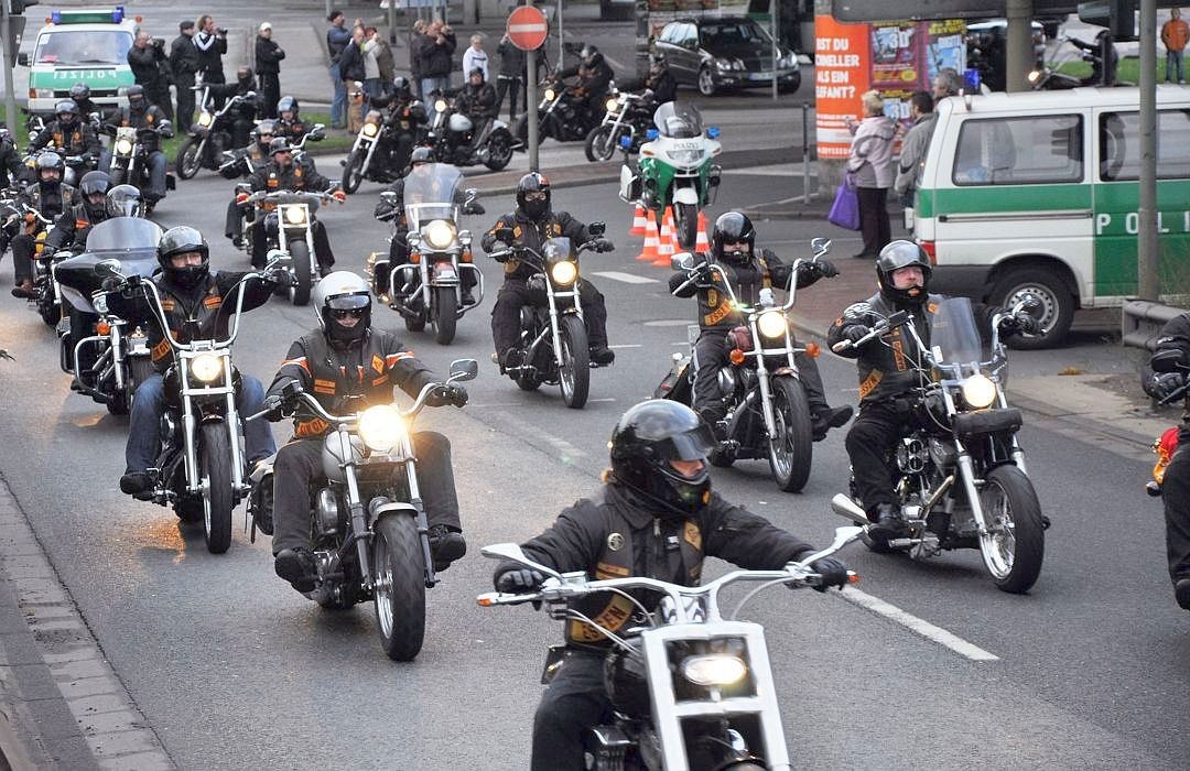 Am Tag der Beerdigung, am 17. Oktober 2009, versammeln sich hunderte Bandidos in Duisburg. Von dort aus führt ein Motorradkorso zu Eschlis Beerdigung in Gelsenkirchen-Buer.