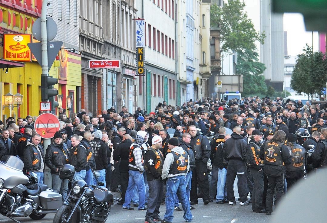 Am Tag der Beerdigung, am 17. Oktober 2009, versammeln sich hunderte Bandidos in Duisburg. Von dort aus führt ein Motorradkorso zu Eschlis Beerdigung in Gelsenkirchen-Buer.