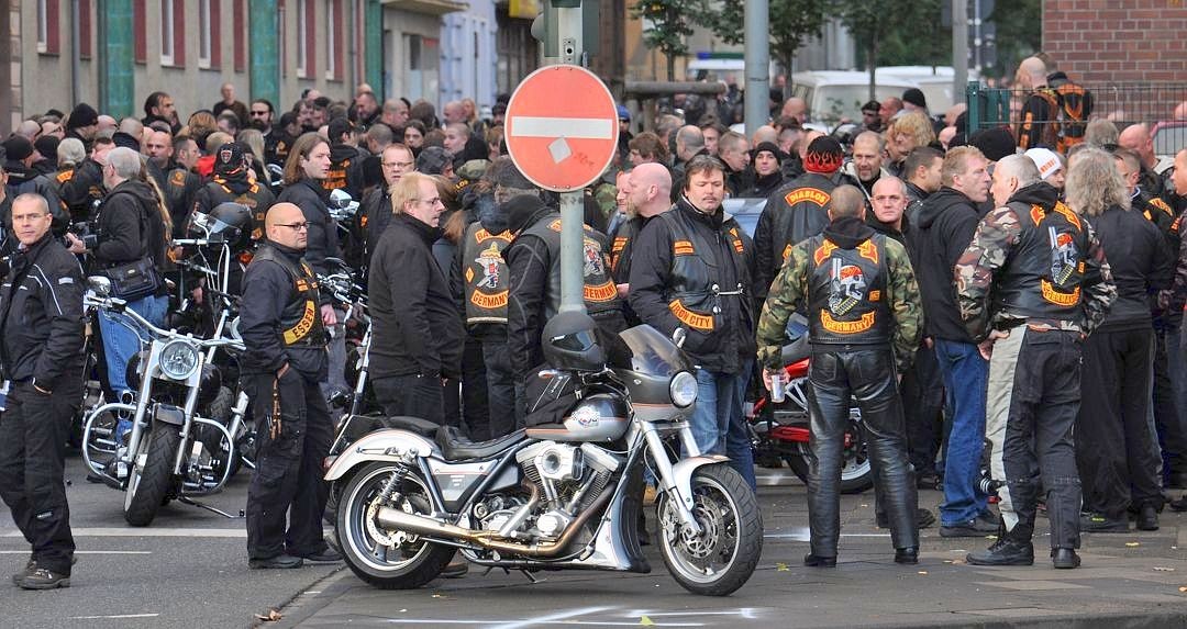 Am Tag der Beerdigung, am 17. Oktober 2009, versammeln sich hunderte Bandidos in Duisburg. Von dort aus führt ein Motorradkorso zu Eschlis Beerdigung in Gelsenkirchen-Buer.