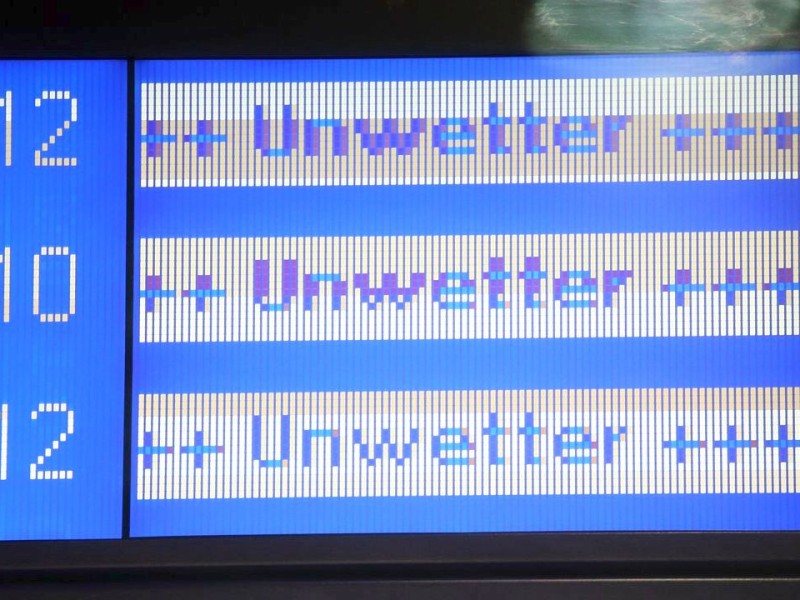 ...will mit zusätzlichen Mitarbeitern an Bahnhöfen und an Telefonen über die Verkehrslage ...