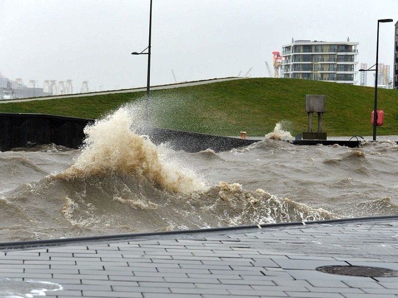 Schon fast Dagebüller Verhältnisse herrschten in Bremerhaven an der Seebäderkaje. Die Häuser an der Wasserkante...