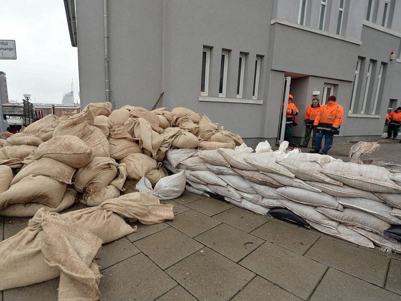 ...werden mit Sandsäcken gesichert. Hamburg wartete zu dem Zeitpunkt noch auf die Flutwelle.