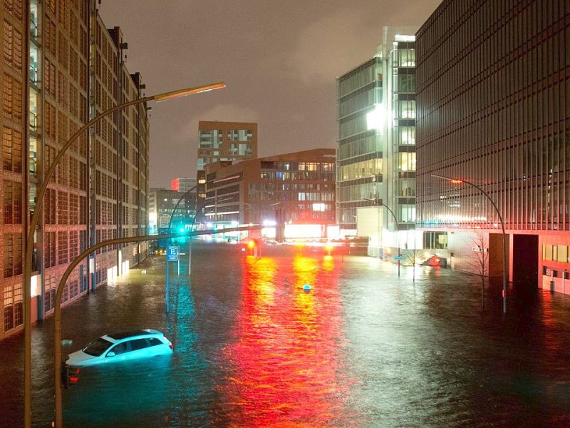 Hochwasser in Hamburg: Die Feuerwehr rückte zu Hunderten Einsätzen aus.