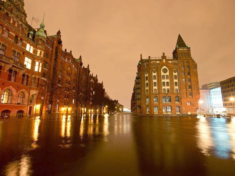 Hochwasser in Hamburg: Die Feuerwehr rückte zu Hunderten Einsätzen aus.