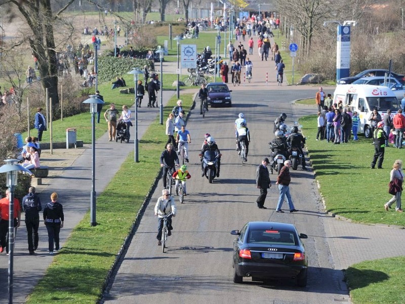 ... und viele Weseler nutzten den Sonnen-Sonntag für einen Ausflug an den Rhein.