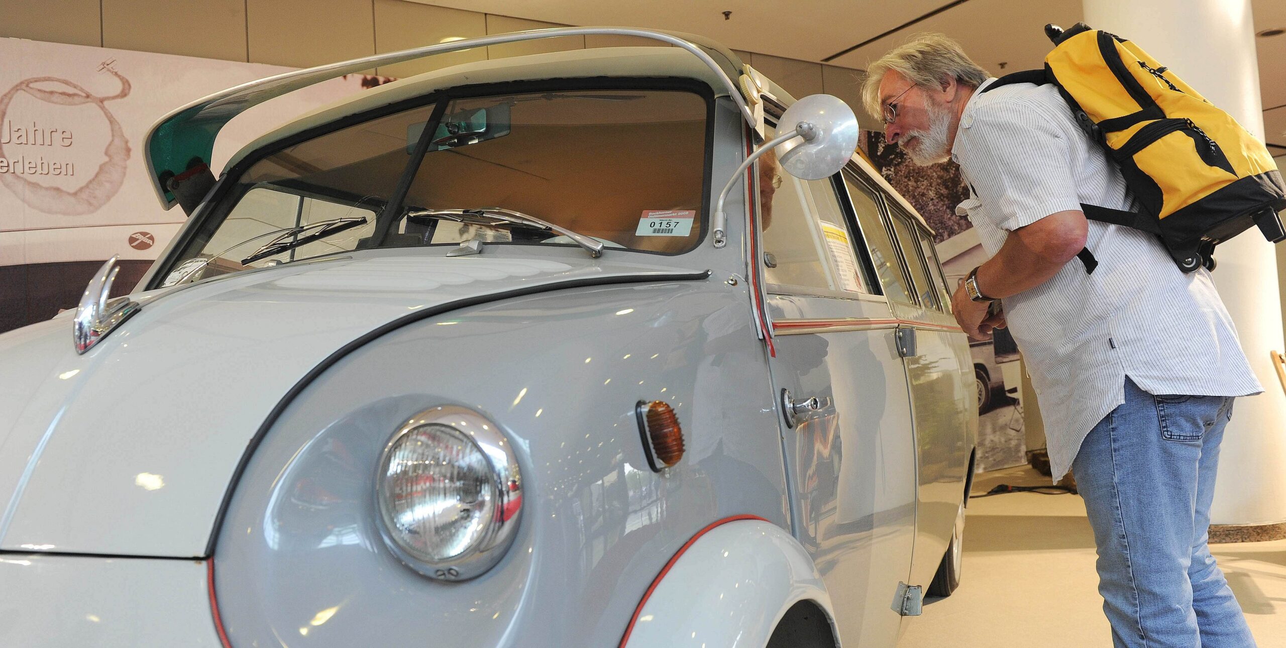 Die Oldtimer-Ausstellung zeigt auch einen Lloyd LT 600 von 1955 mit Schlafkoje. Und...