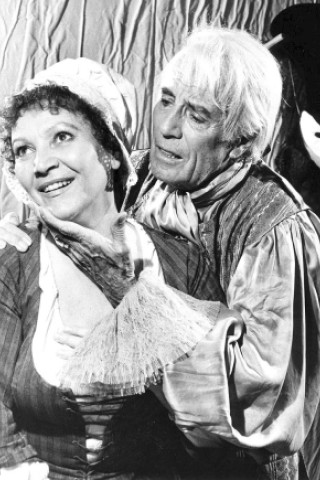 ...spielte Jopie Casanova. Im Bild  eine Szene aus der Komödie von Karl Gassauer Casanova auf Schloss Dux im kleinen Theater im Zoo in Frankfurt am 11. Juni 1986 mit Louise Martini als Hausmagd. Mehr als zwei Jahrzehnte später...