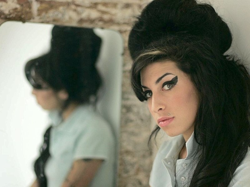 Die britische Sängerin Amy Winehouse wird am 23. Juli tot in ihrer Londoner Wohnung aufgefunden. Sie stirbt mit nur 27 Jahren an einer Alkoholvergiftung.