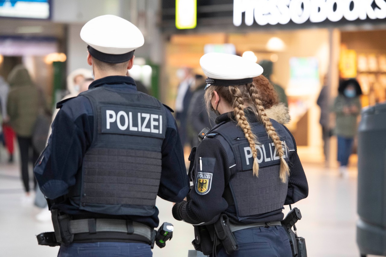 Gegen randalierende Fußballfans musste die Bundespolizei am Samstag ausrücken. (Symbolbild)