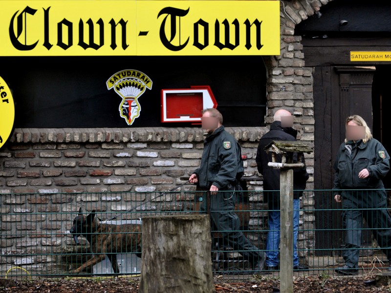 9. April 2013: Am frühen Morgen stürmt die Polizei das Vereinsheim der Rockerbande Satudarah in Duisburg-Rheinhausen und mehrere Wohnungen von Clubmitgliedern. 