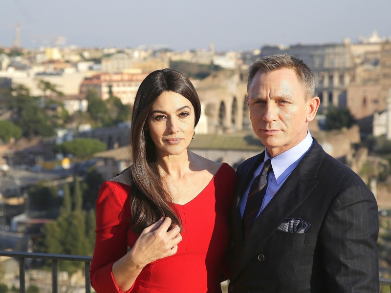 Und natürlich spielen in allen Bond-Filmen auch immer schöne Frauen eine Rolle. Für den „Spectre“ machte Craig in Rom Werbung mit seiner Filmkollegin Monica Bellucci. 