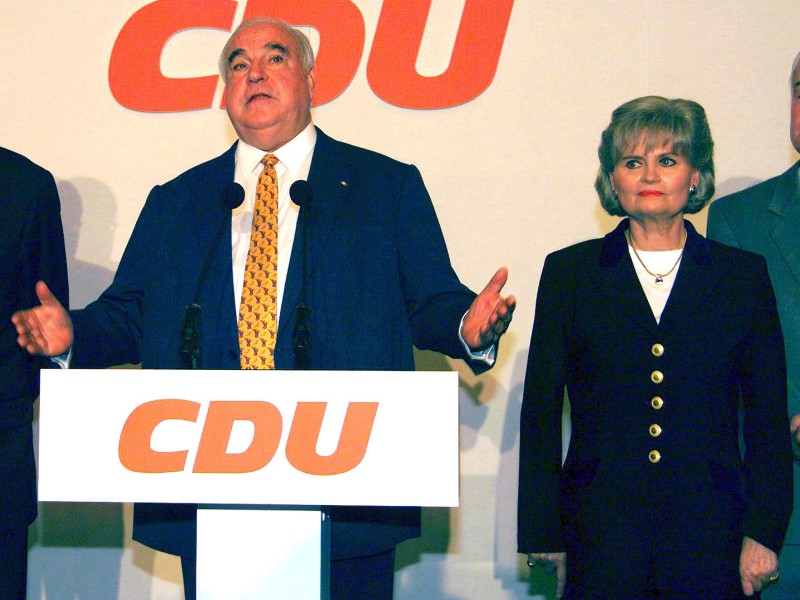 ... nahm sich selbst stets sehr zurück. Die Wahl 1998 verlor die CDU gegen die SPD mit Kanzlerkandidat Gerhard Schröder. „Die SPD hat gewonnen“, teilte Helmut Kohl seinen enttäuschten Anhängern mit.